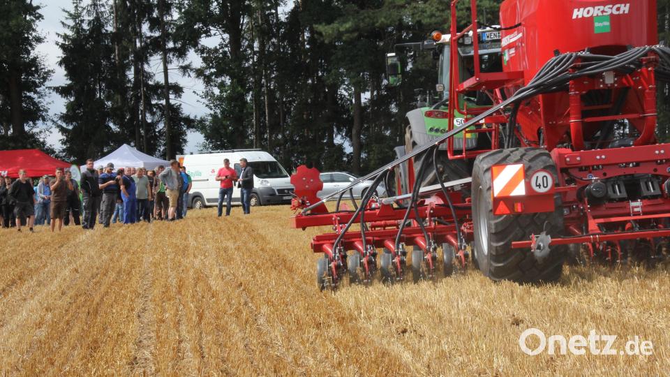 Eindrucksvoll, wie das Saatgut direkt auf dem Stoppelfeld mit mehreren Saatscharen in die Erde "hineingeschlitzt" und die Furche dann wieder verschlossen wird. Bild: frd