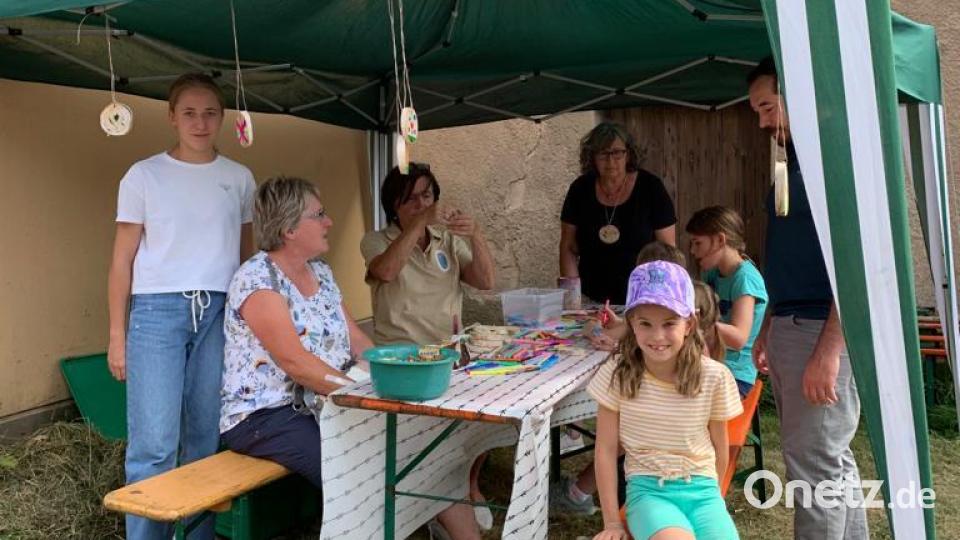 Die Kinder waren eifrig dabei Holzschmuck zu bemalen. Bild: sei
