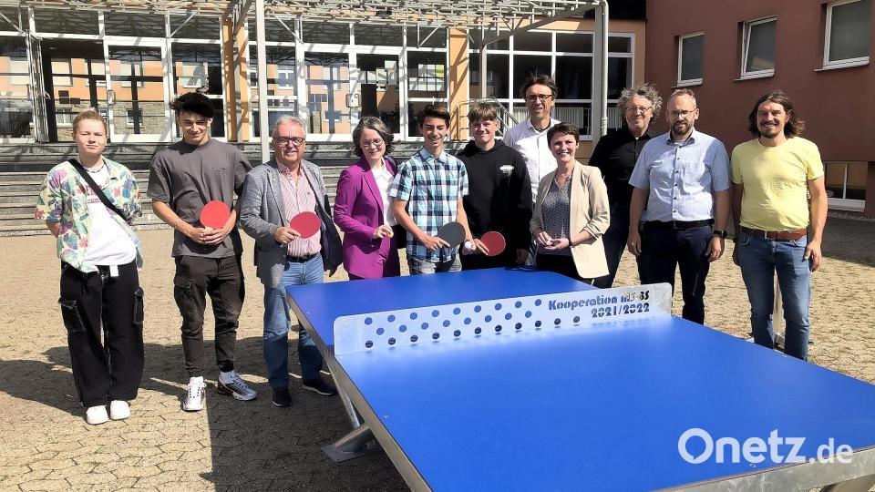 Beim Festakt mit dabei waren (von links) Milena Gundt, Tim Haberkorn (beide Mittelschule Wiesau), Bürgermeister Toni Dutz, Schulamtsdirektorin Martina Puff, Jonathan König, Luca Eisold (beide Mittelschule), Thomas Metzler (Schulleiter des BSZ), Mittelschulrektorin Stephanie Jacobi, Manfred Sladky, Andreas Büttner (beide Berufsschule) und der Fachlehrer an der Mittelschule Wiesau, Matthias Burger. Bild: wro