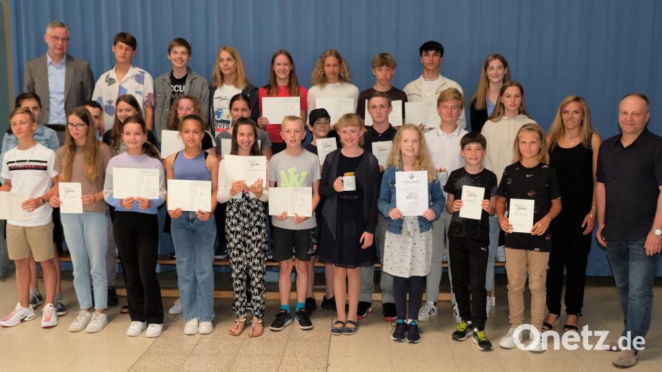 Auch die Besten in den sogenannten MINT-Fächern und die herausragenden Sportlerinnen und Sportler bei den Bundesjugendspielen kamen zu Ehren. Die Auszeichnungen nahmen Katja Hagen und Thomas Beyer (rechts) vor. Bild: do