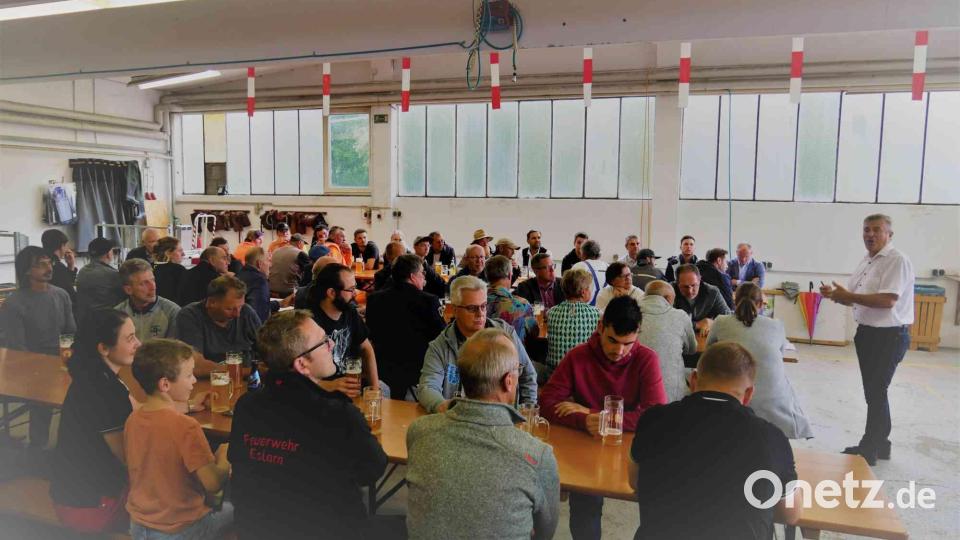 Beim Richtfest begrüßt Bürgermeister Reiner Gäbl viele Vertreter der Gemeinde, Firmen, Feuerwehr und besonders eine Abordnung der Patengemeinde Bela. Bild: gz