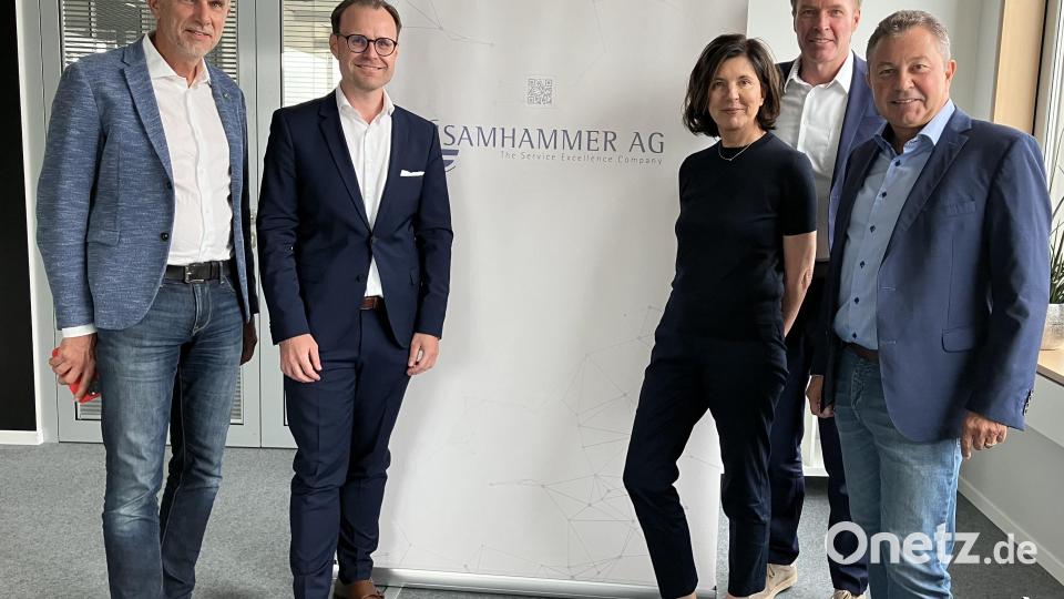 Thomas Hellerich (von links), Dr. Philipp V. Ramin, Annemarie Zink-Kunnert, Ralf Greis und Thomas Schreiner. Bild: Samhammer AG