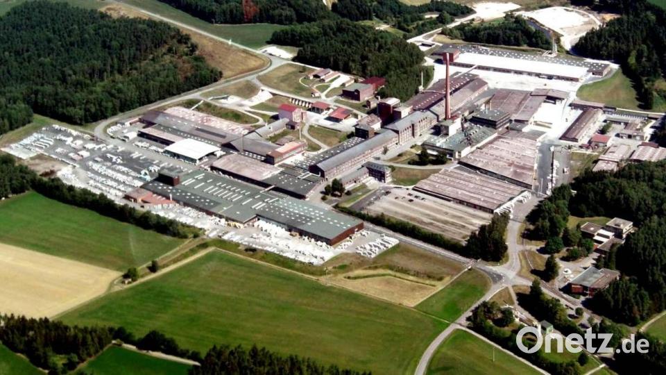 Die Buchtal AG war bei der wirtschaftlichen Entwicklung Schmidgadens stets von entscheidender Bedeutung.
In den 1970er Jahren war die Zahl der Beschäftigten mit 1600 am höchsten. Bild: Luftaufnahme Martin Janz/exb