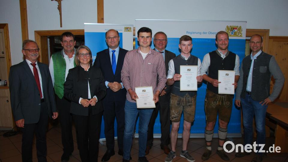 Die drei besten Absolventen bei der Ausbildung zum Landwirt (ab Zweiter von rechts): Alexander Pickel (Illschwang), Samuel Ströhl (Amberg) und Michael Kerschensteiner (Kastl). Bild: Gerd Spies