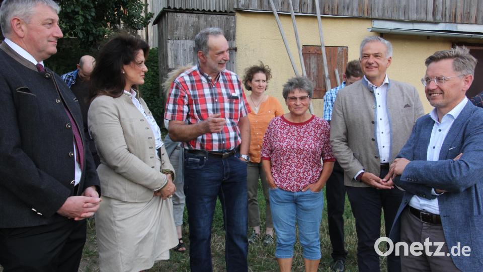 Hofbegehung bei den Übelackers in Groppenheim: von links CSU-Ortsvorsitzender Markus Scharnagl, Ministerin Michaela Kaniber, Helmut und Birgit Übelacker, Landrat Roland Grillmeier und MdL Tobias Reiß. Bild: kro