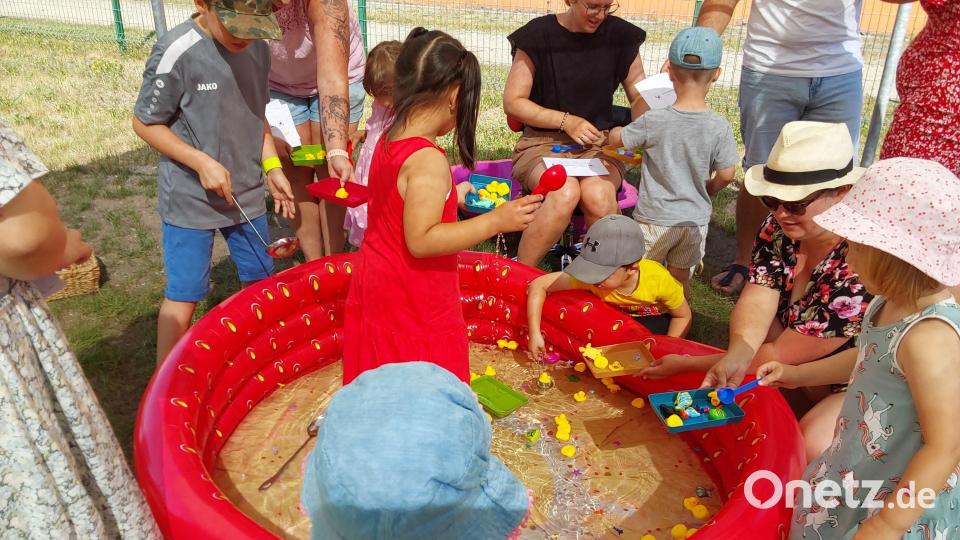 Bei einer bunten Olympiade durften sich die Mädchen und Buben auf dem Gelände des BRK-Kindergartens so richtig austoben. Bild: exb/Stephanie Busch