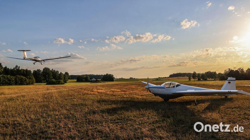 Der Segelflug-Club Stiftland hat sich einen Motorsegler vom Typ „Super Dimona“ (links) zugelegt. Gelegenheit, dieses und andere Flugzeuge anzusehen, gibt es beim Flugplatzfest an diesem Wochenende. Bild: SFC Stiftland/exb