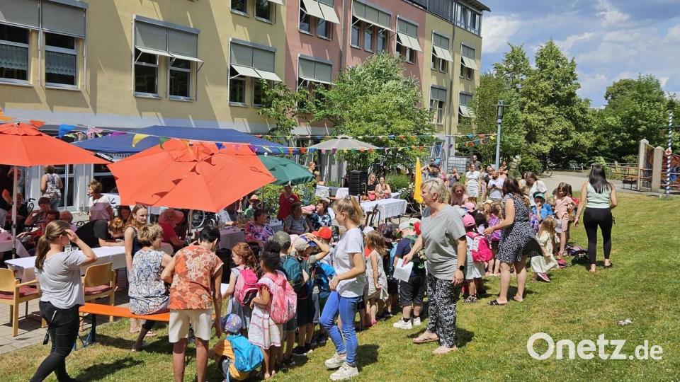 Für viel Freude sorgten die Mädchen und Buben aus dem Kindergarten, die mit einer Sing- und Tanzvorführung die Senioren beim Sommerfest begeisterten. Bild: exb/BRK