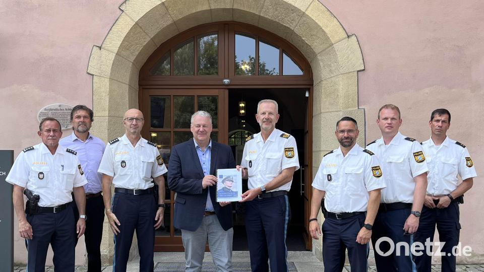 Polizeipräsident Thomas Schöniger überreichte an Landrat Richard Reisinger den Sicherheitsbericht für das vergangene Jahr. Von links: Michael Kernebeck (PI Sulzbach-Rosenberg), Peter Krämer (Kripo Amberg), Thomas Dietrich (PI Auerbach), Landrat Richard Reisinger, Polizeipräsident Thomas Schöniger, Jürgen Dodell (PI Amberg), Tobias Mattes (VPI Amberg) und Vincent Bauer (Polizeipräsidium Oberpfalz). Bild: Christine Hollederer