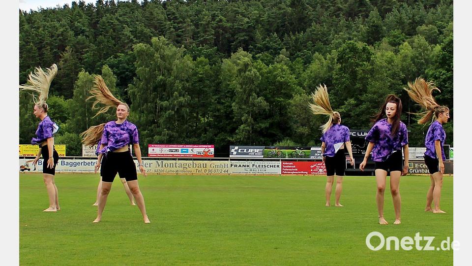 Die eigenen Tanzgruppen zeigen ihre einstudierten Choreografien. Bild: R. Kreuzer