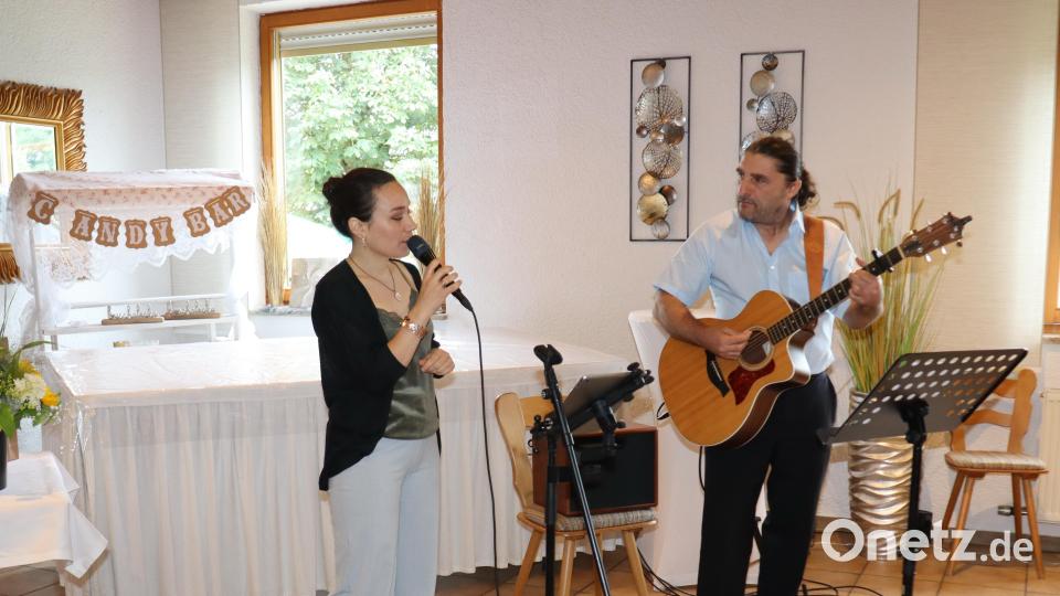 Musikalisch untermalt wurde die Freisprechungsfeier von Sängerin Margot Gerlitz und Gitarrist Darius Saleki. Bild: Regierung der Oberpfalz/Stühlinger-Weinhändler/exb