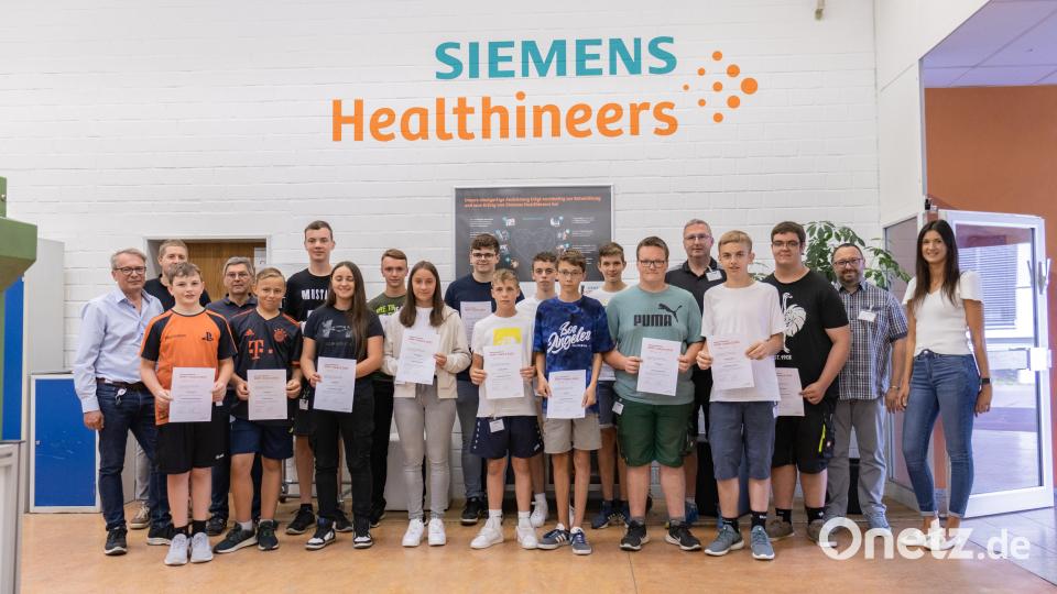 Über ein Dutzend Kemnather Schülerinnen und Schüler erhielt von Siemens-Standortleiter Michael Braunreuther (links) den Mint-Award. Bild: Thomas Völkl/exb
