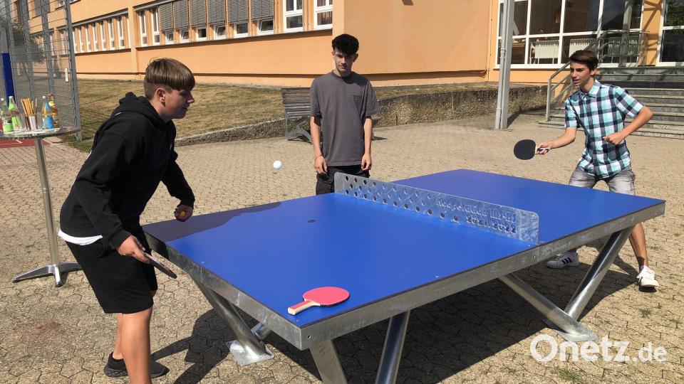 Luca Eisold, Tim Haberkorn und Jonathan König (von links) schnappten sich nach dem Festakt Schläger und Tischtennisball. Die Tischtennisplatte ist Ergebnis eines Kooperationsprojekts. Bild: wro