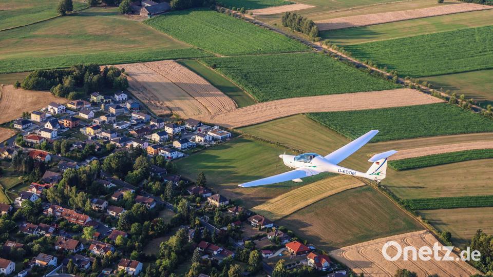 Die &quot;Super Dimona&quot; über Tirschenreuth. Bild: SFC Stiftland/exb