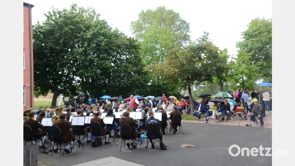 Nur für weinige Minuten brauchten die Besucher der Serenade mit dem Großen Vereinsorchester einen Regenschirm. Bild: bey
