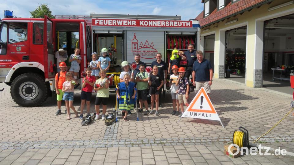 Die Drittklässler der Grundschule Konnersreuth besuchten kurz vor dem Ferienbeginn die örtliche Feuerwehr. Bild: Michaela Teubner/exb