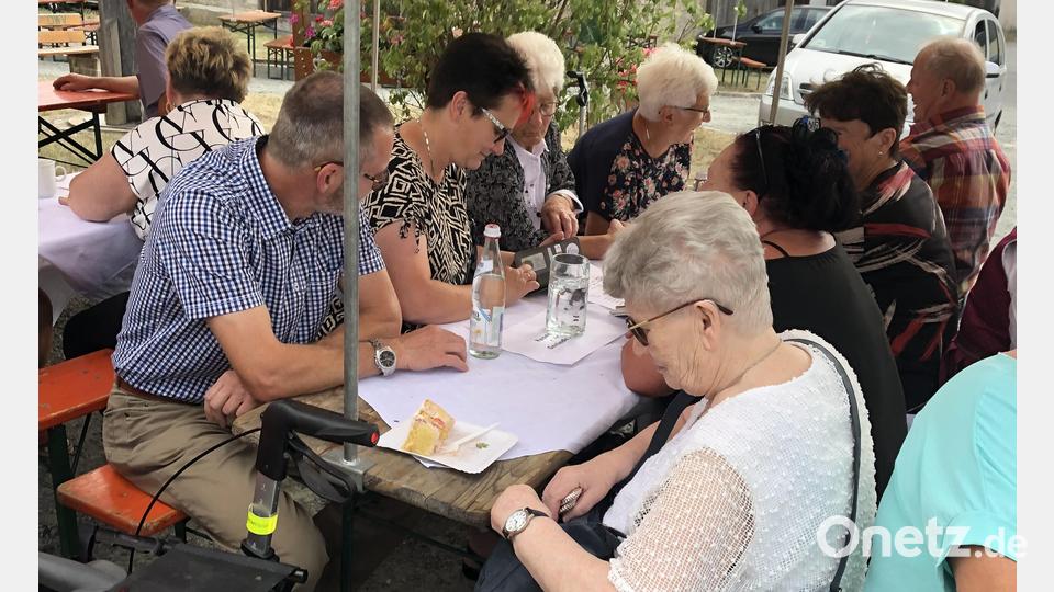 Gerlinde Adam (vorne, rechts) feierte ihren 80. Geburtstag mit ihren Gästen am Stodelfest. Bild: sei