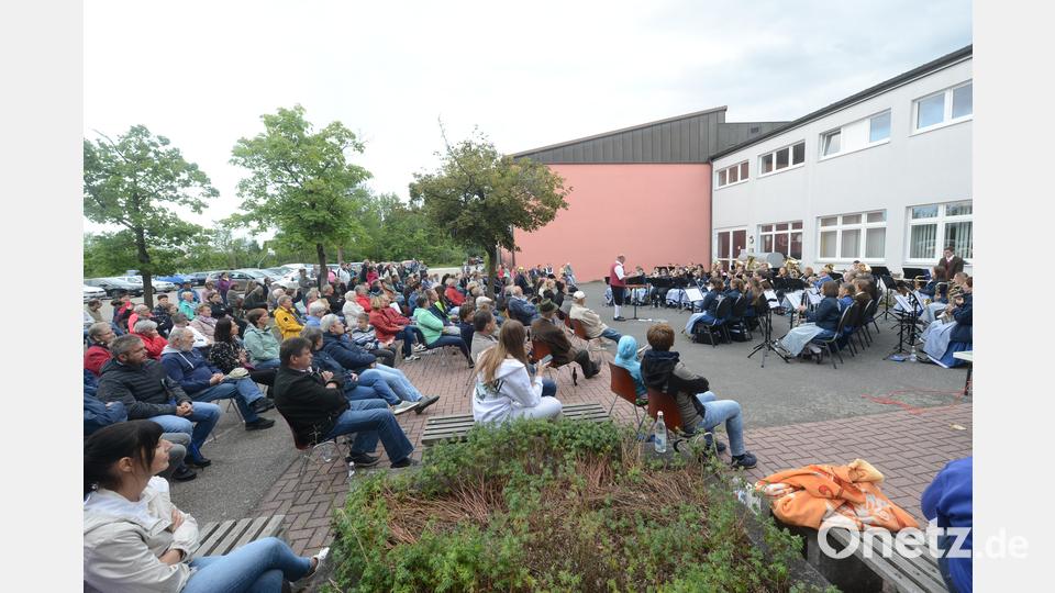Ein kleiner Regenguss tat keinen Abbruch für die Serenade mit dem Großen Vereinsorchester Waidhaus. Bild: bey