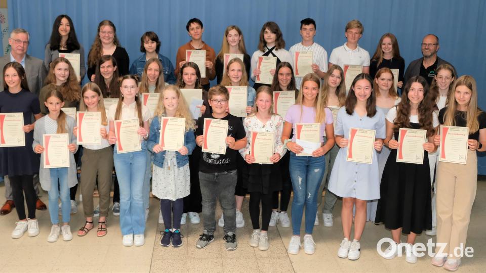 Die jeweils 5 Jahrgangsbesten der Jahrgänge 5 bis 10 zeichnete das Gymnasium Eschenbach mit Urkunden und kleinen Geschenken aus. Unser Bild zeigt die 30 Schülerinnen und Schüler mit Koordinator Werner Dobmeier (re, hinten) und Schulleiter Harald Olschner (li) Bild: do