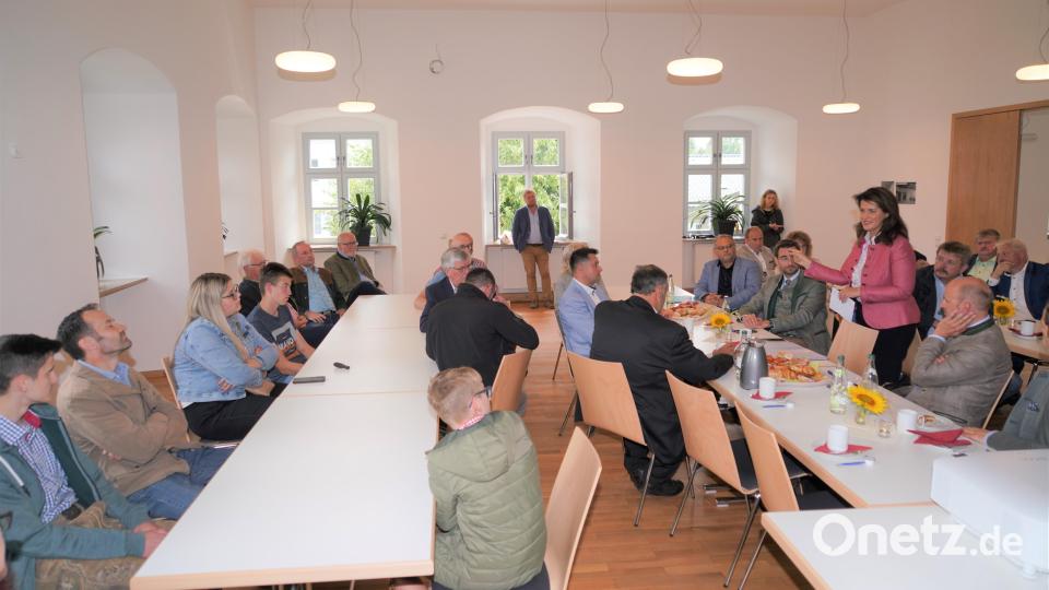Staatsministerin Michaela Kaniber diskutiert mit Landwirten aus der Region Bild: fvo