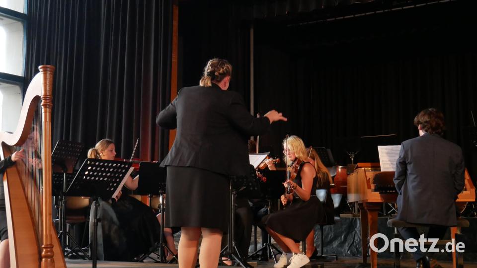 Das Kammerorchester mit Elisabeth Westermeier an der Harfe, Orchesterleitung Stefanie Schreyer und Stefan Schindler am Cembalo. Bild: jgr