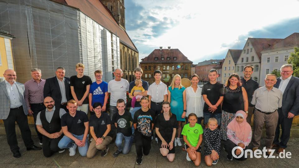 Die ausgezeichneten Schüler und Lehrer mit dem Organisationsteam. Bild: Wolfgang Steinbacher