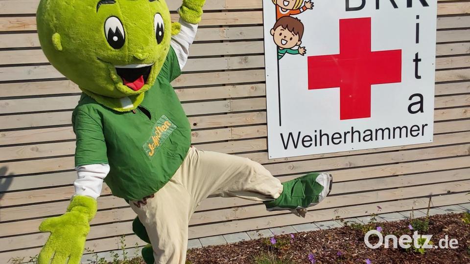 Jolinchen, das Drachenkind, stattete den Kindern im BRK-Kindergarten einen Besuch ab. Die Buben und Mädchen durften sogar mit Jolinchen plaudern, kuscheln und sich zusammen fotografieren lassen. Bild: exb/Stephanie Busch