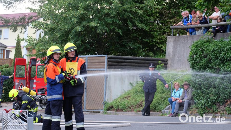 Der Aufbau eines Löschangriffs beinhaltet viele, verschiedene Handgriffe, die im Ernstfall sitzen müssen. Bild: wlr
