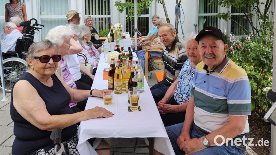 Die Senioren ließen es sich einfach nur gutgehen, beim diesjährigen Sommerfest im BRK Senioren Wohn- und Pflegeheim. Bild: exb/BRK