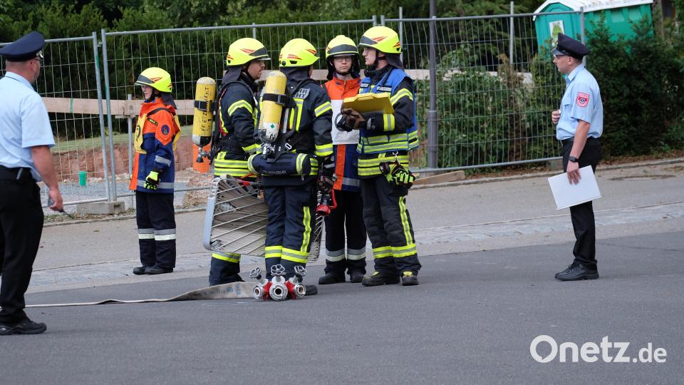 Den Vorgang besprechen und Anweisungen zu geben, gehört ebenfalls zum Aufbau eines Löschangriffs dazu. Bild: wlr