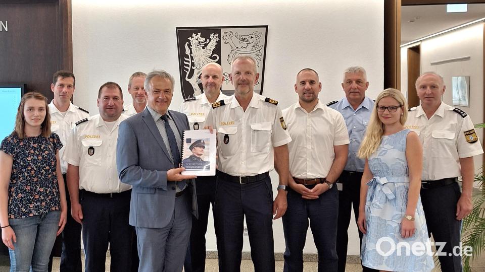 Landrat Roland Grillmeier (Fünfter von links) und Polizeipräsident Thomas Schöniger (Siebter von links) präsentieren zusammen mit Verantwortlichen von Polizei und Landratsamt den Sicherheitsbericht 2022 für den Landkreis Tirschenreuth. Bild: Landratsamt Tirschenreuth/exb