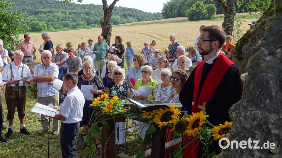Eine stattliche Anzahl von Gläubigen kam zur Kirchweih von Arzlohe zusammen. Bild: Pfarramt Pommelsbrunn/exb