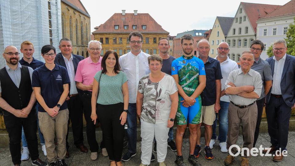 Die Sieger in den einzelnen Kategorien des Stadtradelns mit den Sponsoren und Offiziellen. Sebastian Luber (Sechster von rechts) lag bei den gefahrenen Kilometern mit 3091 vorne. Heinz Netta (Fünfter von links) war mit 87 Jahren der älteste Teilnehmer. Bild: Wolfgang Steinbacher