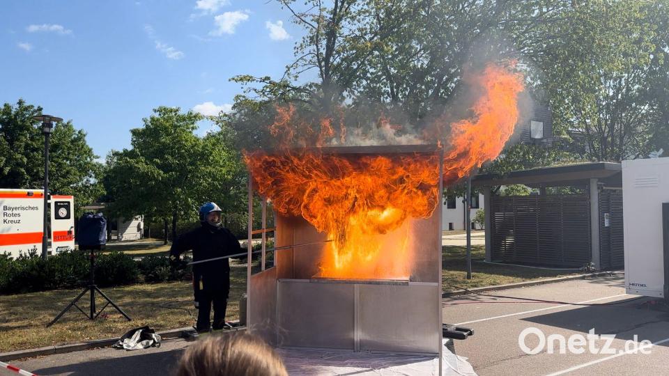 Am Aktionsstand des Landesfeuerwehrverbandes Bayern wurde gezeigt, wie ein Fettbrand entsteht und welche Löschmöglichkeiten bestehen. Bild: khg