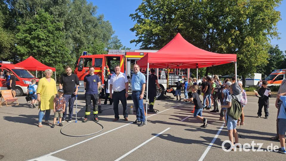 Wissbegierig wanderten die Schüler der Grund- und Mittelschule Vilseck in Anwesenheit von (von links) Rektorin Petra Ligensa, Lehrer Philipp Mitterer, Niklas Obermeier und den Bürgermeistern Hans-Martin Schertl (Vilseck) und Uwe König (Freihung) mit ihren Stempelkarten von Station zu Station. Bild: khg