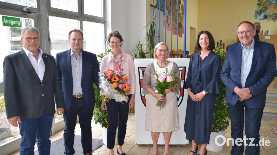Die Bürgermeister Markus Braun und Christian Porsch sowie Schulrätin Petra Rauh dankten der künftigen Pensionistin Hedwig Forster zusammen mit Konrektorin Marion Vogel und Zweitem Bürgermeister Rudi Heier (von links) für ihr großes schulisches Engagement. Bild: ak
