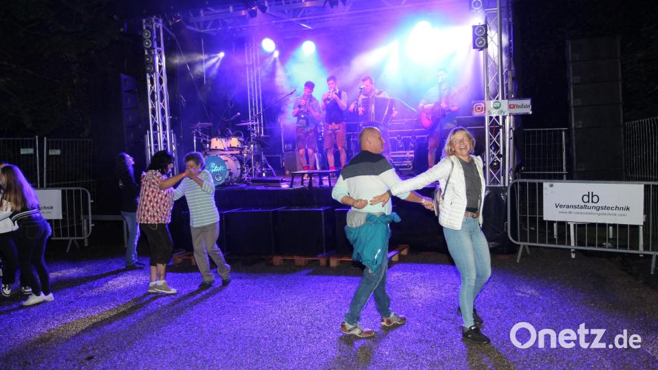 Die Partyband "Rotzlöffl" präsentiert sich im Bestform und animiert das Publikum, auch das Tanzbein zu schwingen. Bild: pi