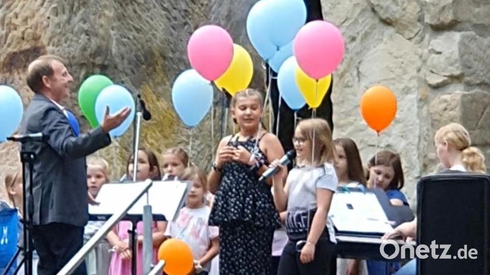 Der Spaß ist schon bei den Kleinsten riesig. Bei Nenas "99 Luftballons" sind sie zudem perfekt ausgestattet. Links Musikschulleiter Joachim Steppert. Bild: dö
