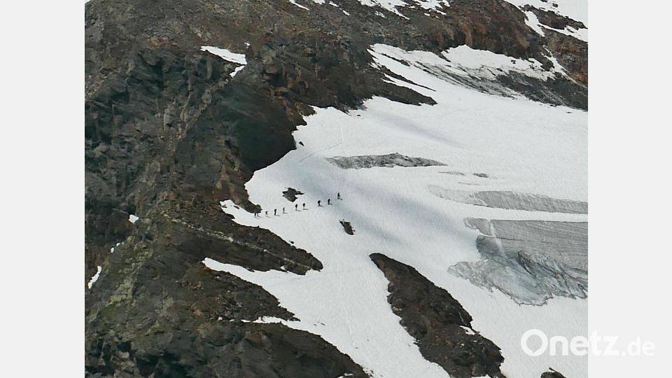 Mit Gletscherausrüstung überquerte ein Teil der Gruppe auch hochalpine Schneefelder. Bild: DAV/exb