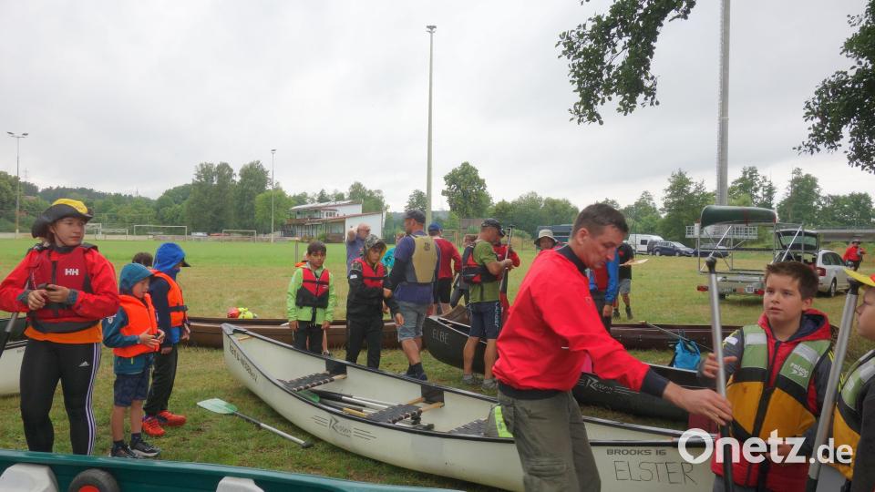 Bestens ausgerüstet kann der Regen den Kanuten beim Auftakt des Ferienprogramms nichts anhaben. Bild: Hans-Jürgen Rudnik/exb