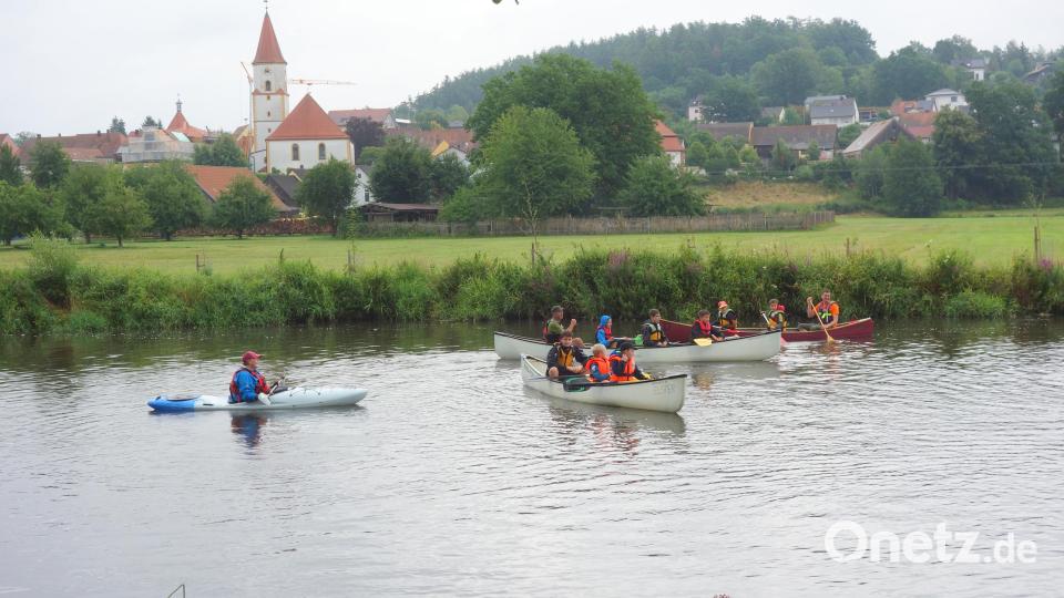 Das Kanufahren auf der acht Kilometer langen Strecke auf der Naab von Luhe bis Oberköblitz macht allen riesen Spaß. Bild: Hans-Jürgen Rudnik/exb