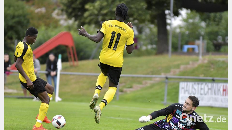 Komlanvi Agbeve (links) und Aboubacar Fanneh (Mitte) vom FC Amberg überwinden in dieser Szene Torhüter Markus Weigert (rechts) vom FC Rieden zum zwischenzeitlichen 2:0. Bild: Hubert Ziegler