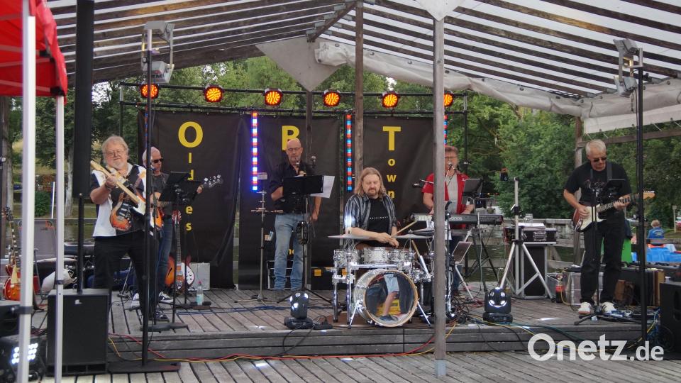 Auf der Seebühne zieht O.B.T. mit (von links) Ralf Gohlke, Werner Dietz, Michael Schwarz, Kai Gohlke, Alfons Margraf und Stefan Beer die Oldie-Fans an. Bild: wel