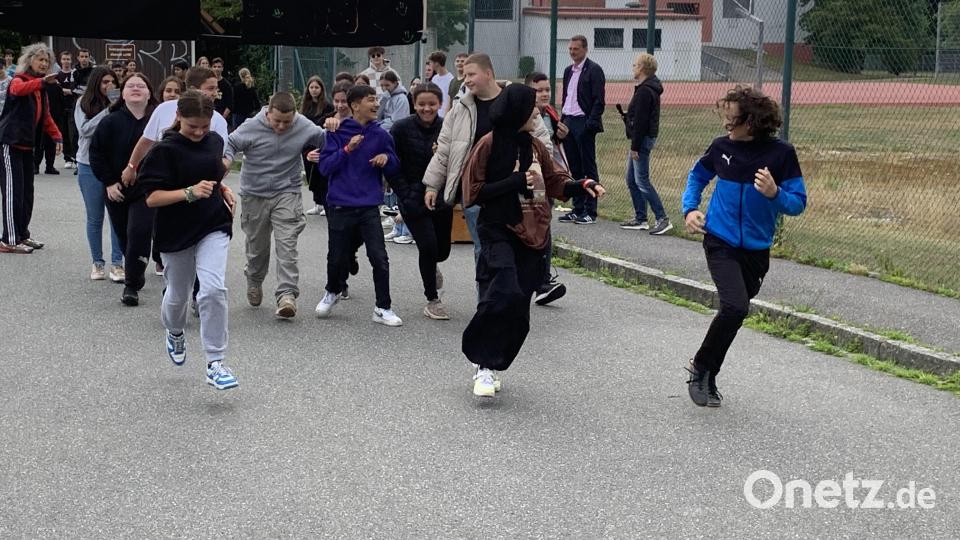 Mit einem Spendenlauf sammelten die Mittelschüler Altenstadt/WN geld für ukrainische Kriegsopfer und Opfer des Eddbeben in der Türkei Bild: adj