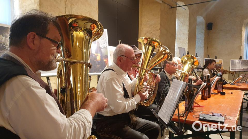 Ungewohntes Finale der „Schönseer Abendklänge“: Die Stammtischmusikanten spielen in der Gewölbehalle des CeBB auf. Bild: Stadt Schönsee/exb