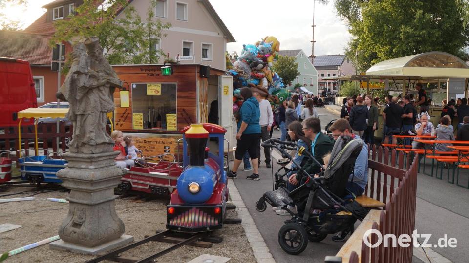 Eisenbahn und Karussell beim Zäch-Haus sind der Renner bei den Kindern. Bild: wel