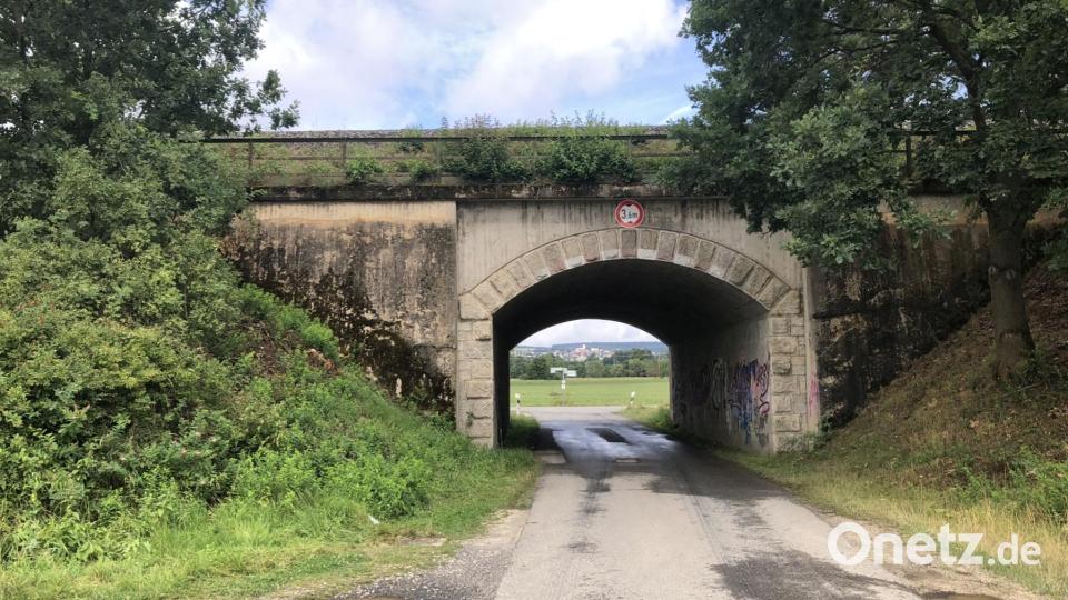 Etwa an dieser Stelle entlang der Bahnstrecke Wiesau in Richtung Reuth hat sich am Freitagabend ein Unfall ereignet. Ein Kind musste ins Krankenhaus gebracht werden, ein anderes wurde leicht verletzt. Bild: wro