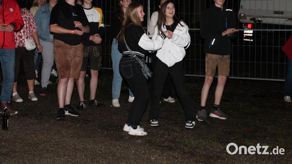 Mit Begeisterung sind die jungen Leute dabei und lassen sich auch zu einem Tänzchen einladen. Bild: pi