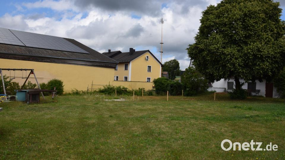 Der Platz ist schon ausgesteckt, hier soll der Generationentreff gebaut werden. Die Spielberger warten nur noch auf die Genehmigung des Landratsamtes. Bild: fla