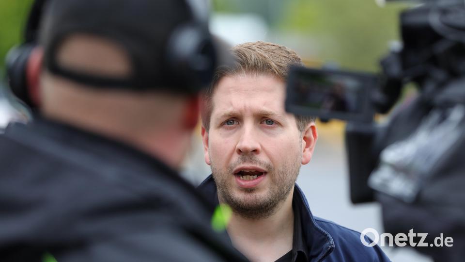Kevin Kühnert war bei seinem Besuch in Amberg-Sulzbach ein gefragter Gesprächspartner. Bild: Wolfgang Steinbacher